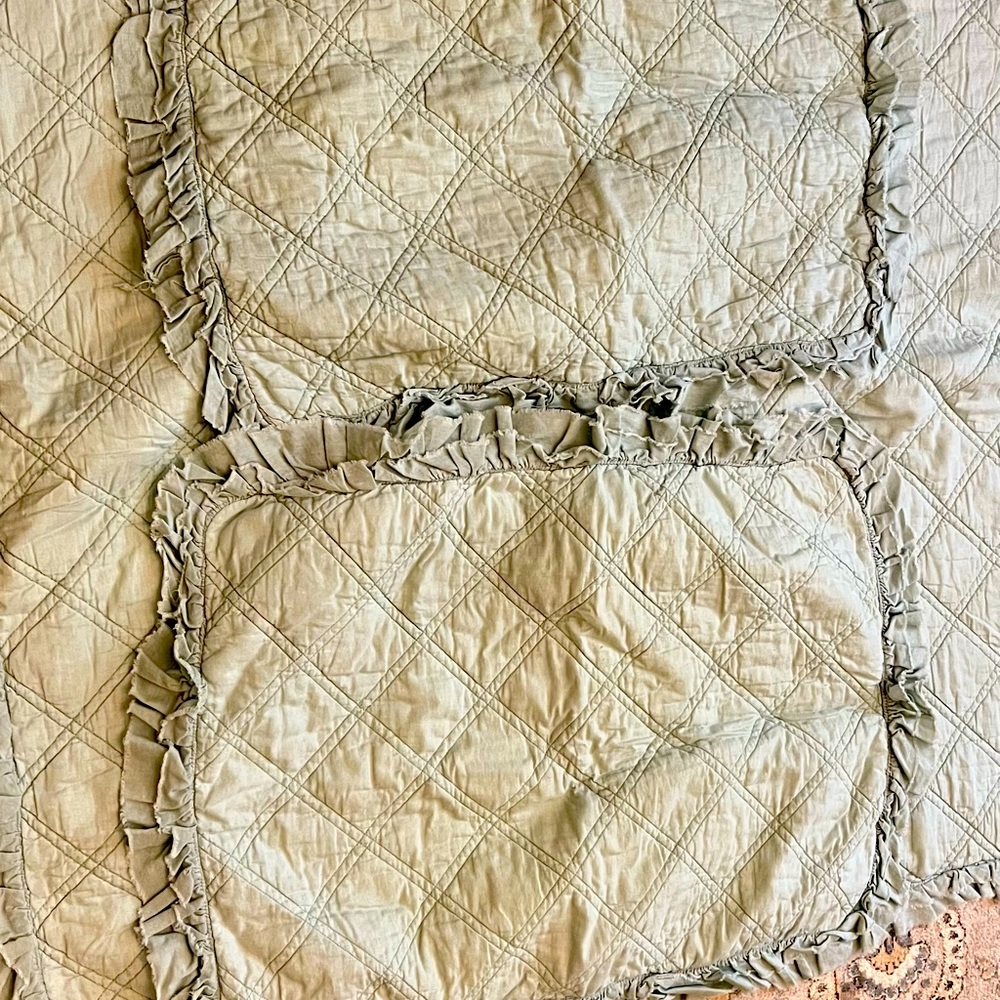 Queen size bedspread with matching pillow shams